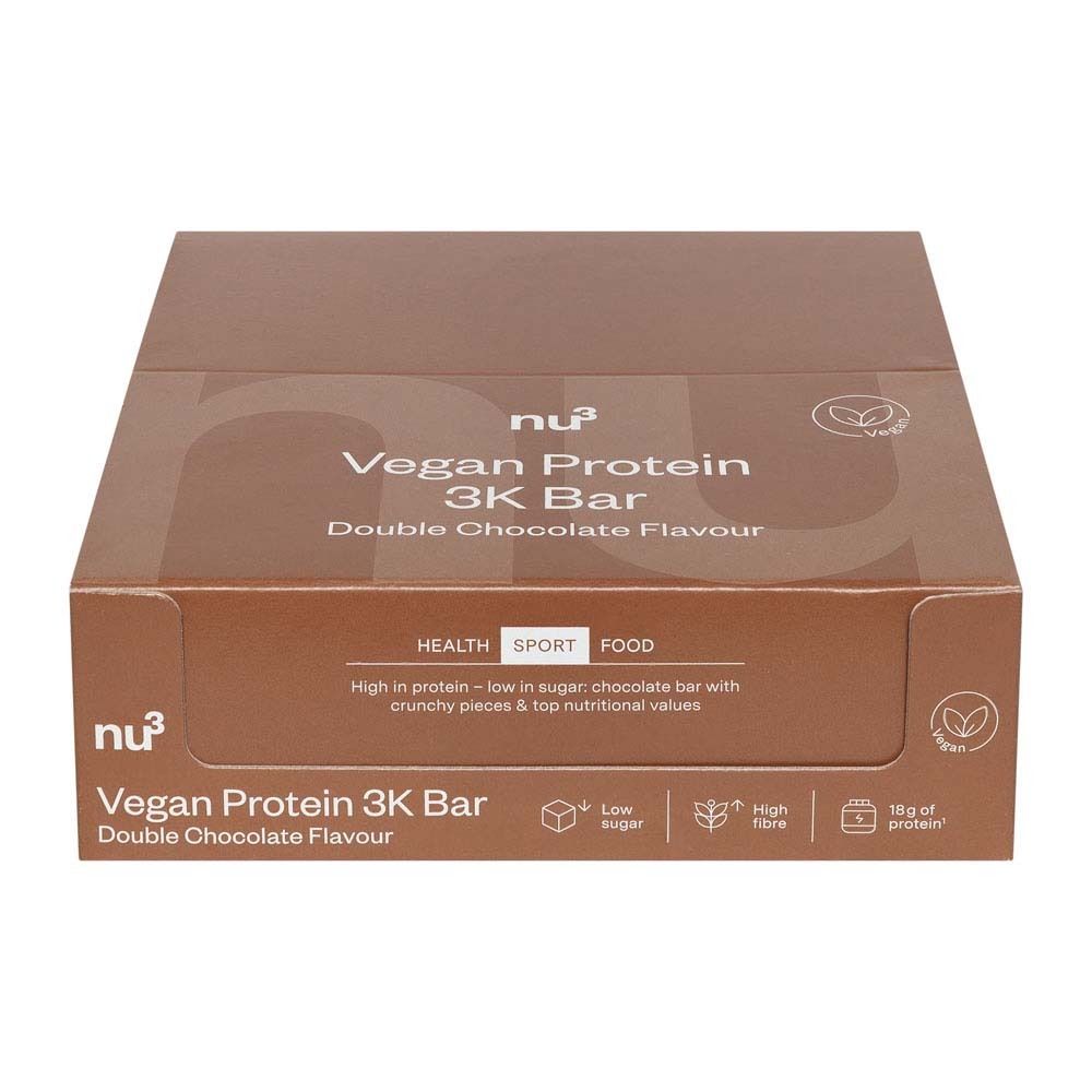 Bruine kartonnen verpakking met nu3 Vegan Protein 3K Bar Double Chocolate. Opschrift: Health, Sport, Food. Vegan zegel.