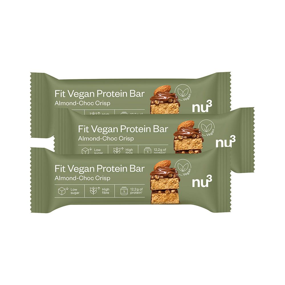 Trois barres protéinées vertes avec l'inscription "Fit Vegan Protein Bar Almond-Choc Crisp" et le logo "nu3".