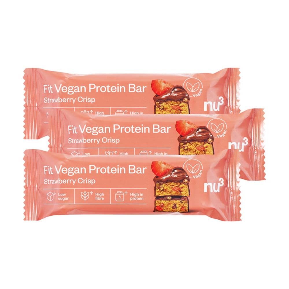 Drie eiwitrepen in roze verpakking. Opdruk: Fit Vegan Protein Bar Strawberry Crisp, logo nu3, vegan zegel.