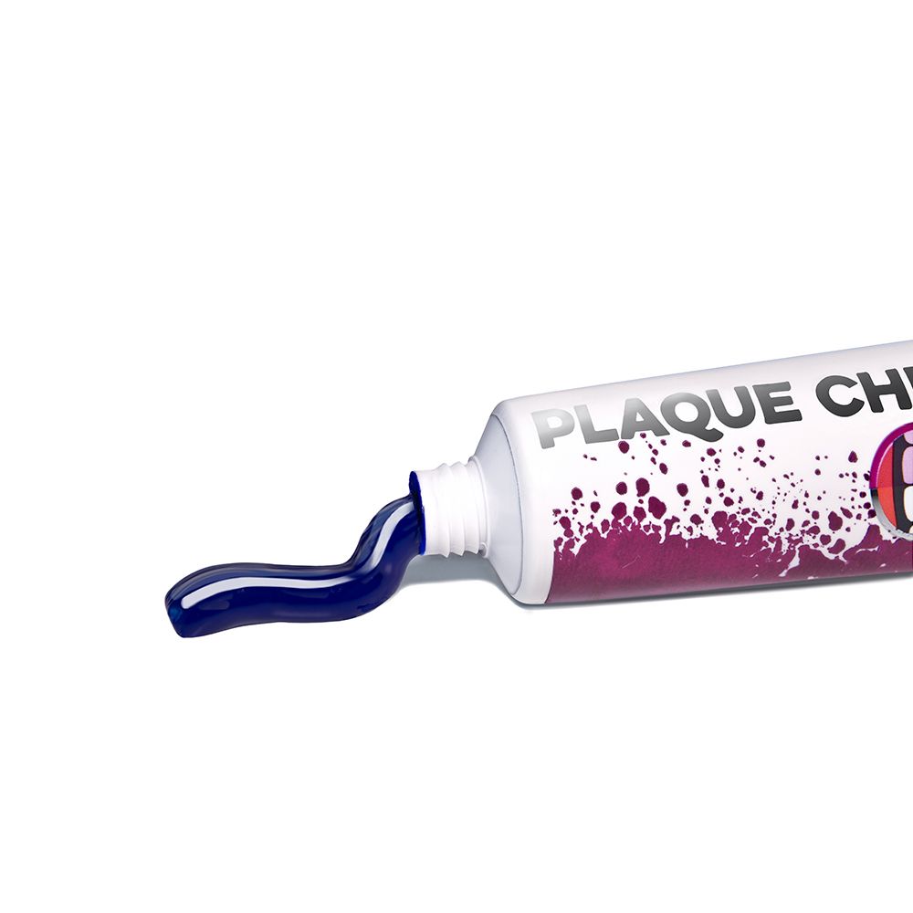 Tandpasta wordt uit een tube geperst. Blauwe tandpasta. Tube met Plaque Checker-opschrift.