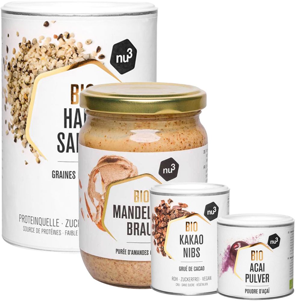 Smoothie-ingrediënten: hennepzaad, amandelpasta, cacaonibs en acaipoeder in blikken en potten. nu3 logo.