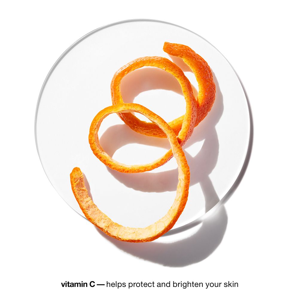 Spiraal van sinaasappelschil op een transparante plaat. Tekst: Vitamine C - helpt je huid te beschermen en op te fleuren.