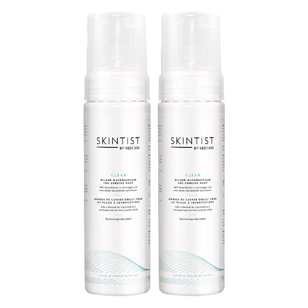 Twee witte flessen SKINTIST CLEAR wasschuim. Transparante flessen met witte dop en etiket.