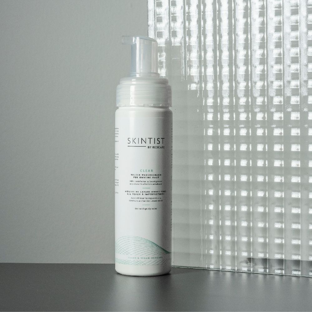 SKINTIST CLEAR wasschuimfles voor glazen wand. Wit flesontwerp met pomp.