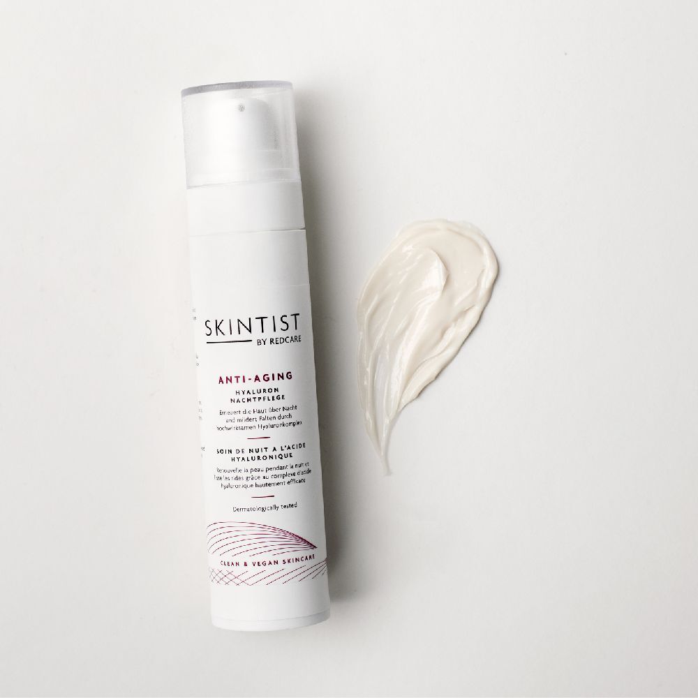 Witte fles met pomp en crème-uitstrijkje. Opschrift: SKINTIST ANTI-AGING Hyaluron Nachtpflege. Dermatologisch getest.