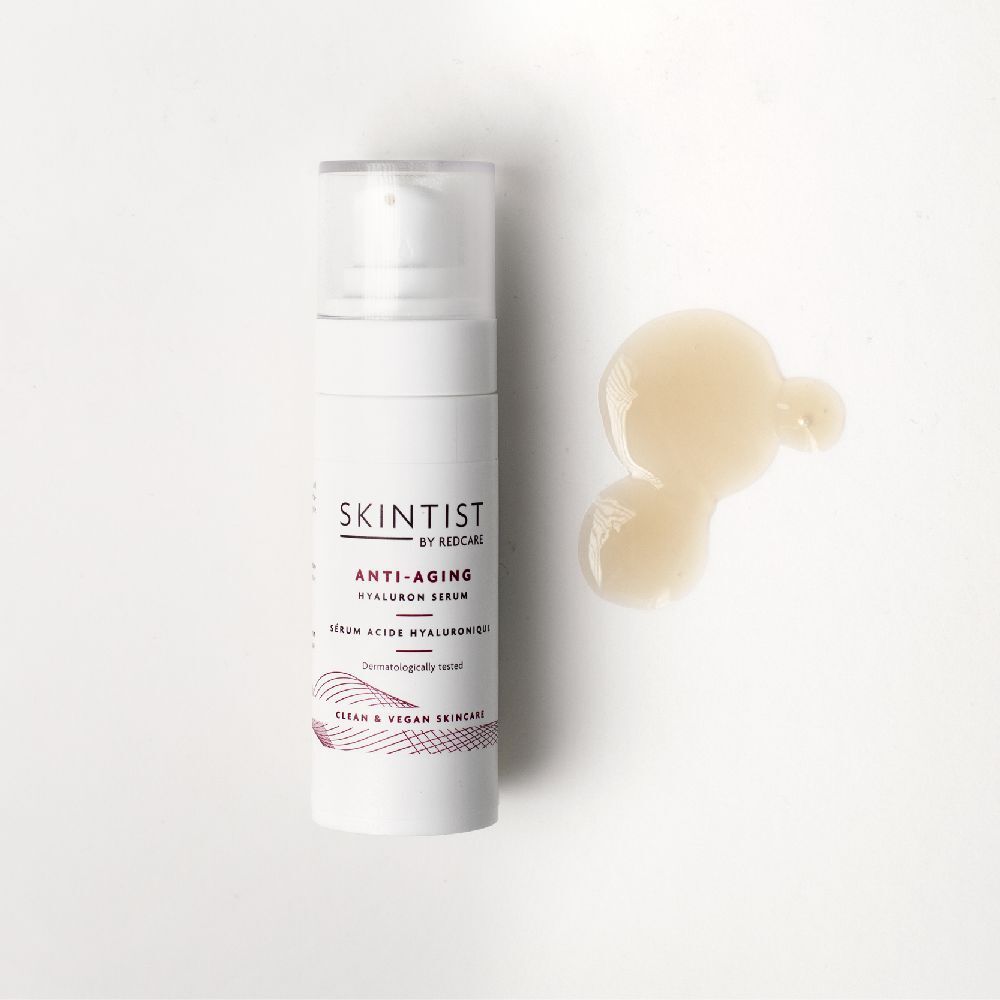 Witte fles met pomp en serumdruppels. Opschrift: SKINTIST ANTI-AGING Hyaluron Serum. Dermatologisch getest.