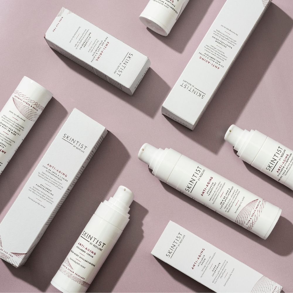 Meerdere flessen en verpakkingen. Opschrift: SKINTIST ANTI-AGING Hyaluron Serum. Dermatologisch getest.