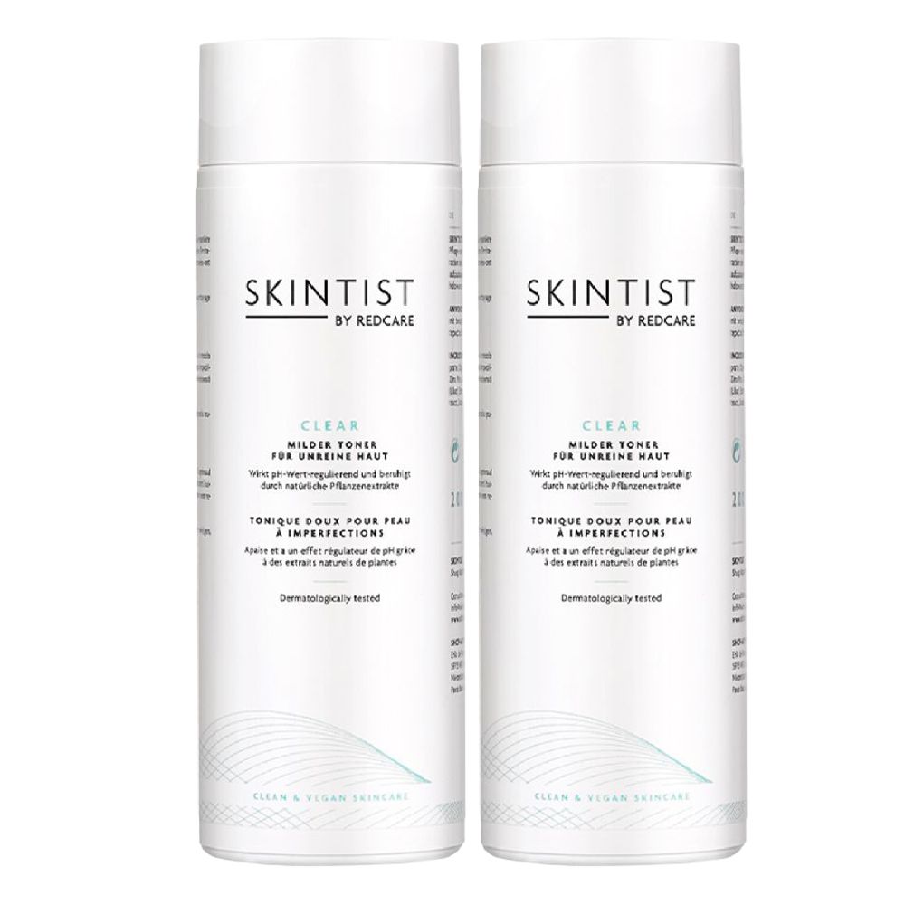 Twee witte flessen met SKINTIST CLEAR Milder Toner-etiketten. Opschrift: Voor onzuivere huid. Dermatologisch getest.