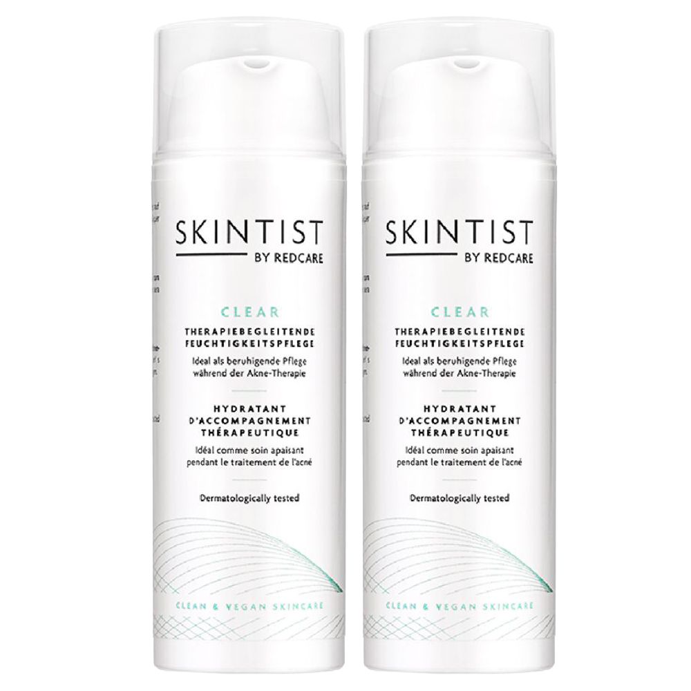 Twee witte flessen SKINTIST CLEAR Therapiebegeleidende Moisturizer. Ideaal als verzachtende verzorging tijdens acne-therapie.