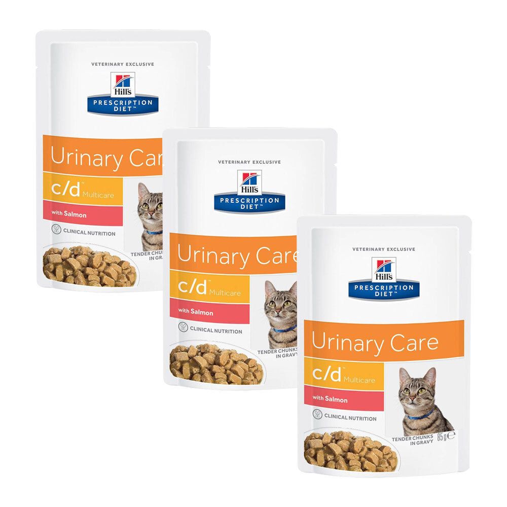 Trois sachets de nourriture pour chats Hill's Prescription Diet c/d. Inscription : Urinary Care, c/d, avec du saumon. Image d'un chat.