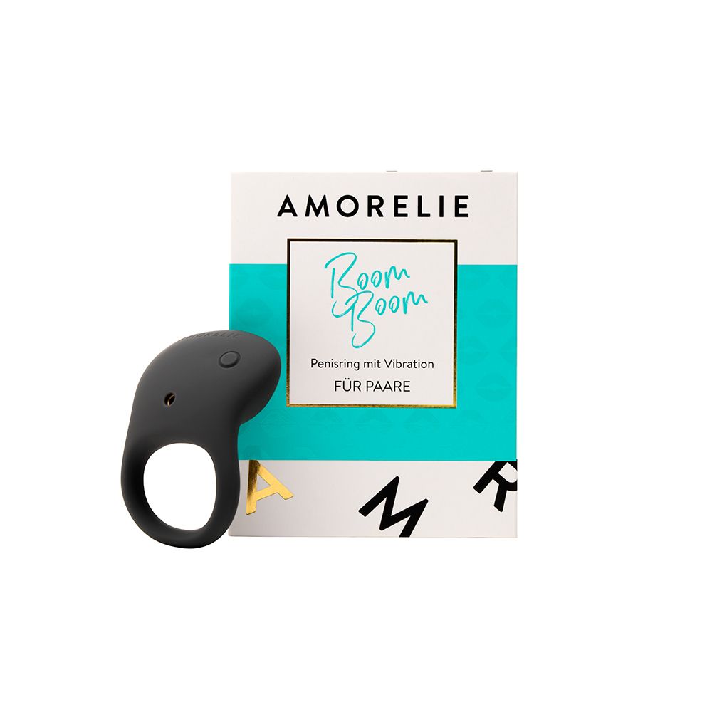 Grijze penisring met vibratie en knoppen. Verpakking met AMORELIE-logo en productnaam.