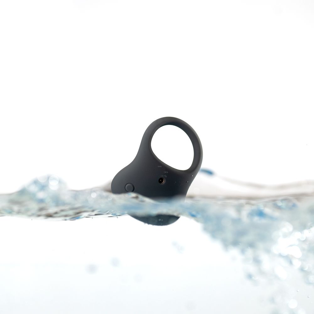 Grijze penisring in water. Ringvormige opening. Knoppen zichtbaar.
