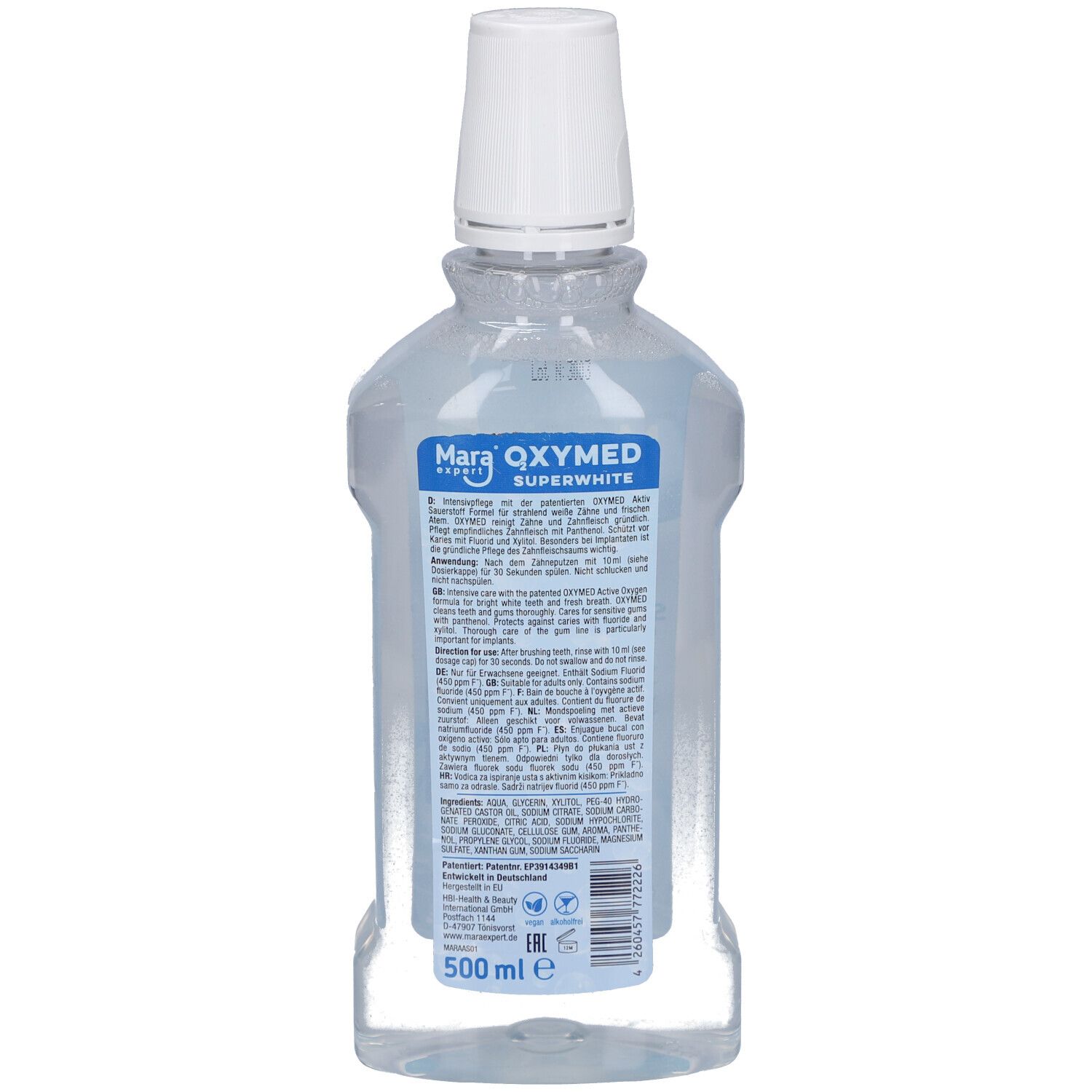 Achterkant van de OXYMED mondspoelingfles. Transparante fles met blauwe inhoud. Witte dop. Etiket met tekst en ingrediënten. 500 ml.