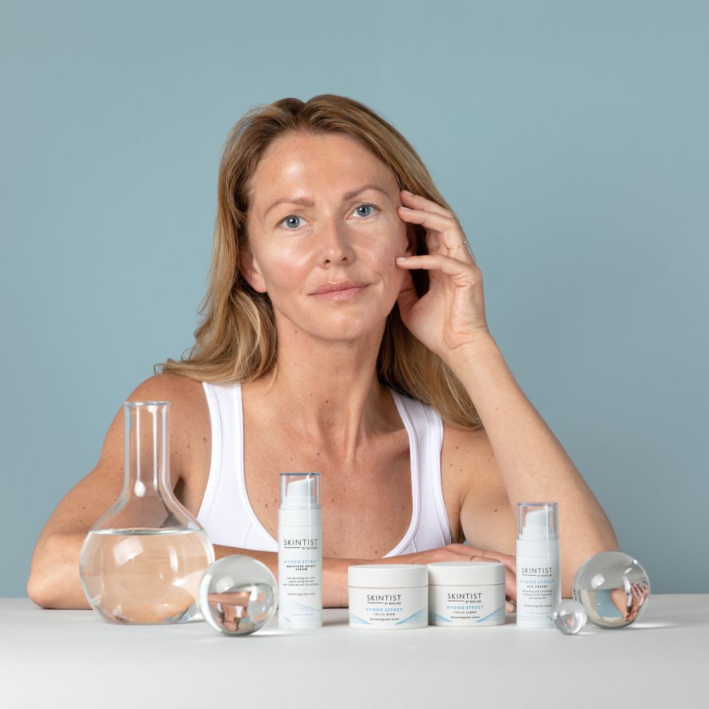Divers produits SKINTIST sur une table. Flacons, pots, boules de verre. Texte: HYDRO EFFECT Cream Light.