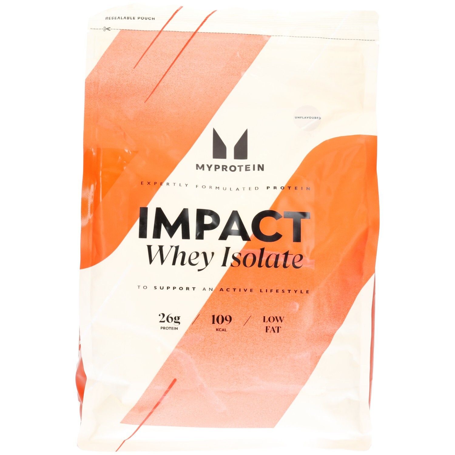 MyProtein Impact Whey Isolate zak, wit met oranje golven. Bevat 26g eiwit, 109 kcal, laag vetgehalte.
