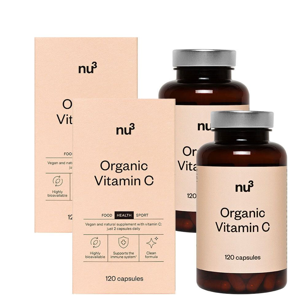 Twee dozen en twee bruine glazen flessen met capsules. De etiketten tonen "nu3 Organic Vitamin C".