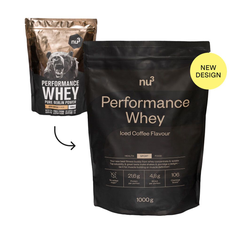 Sachet noir nu3 Performance Whey, Iced Coffee Flavour. Inscription : 21,6g protéines, 4,8g matières grasses, 106 kcal par portion. 1000g. À côté, un sachet doré.