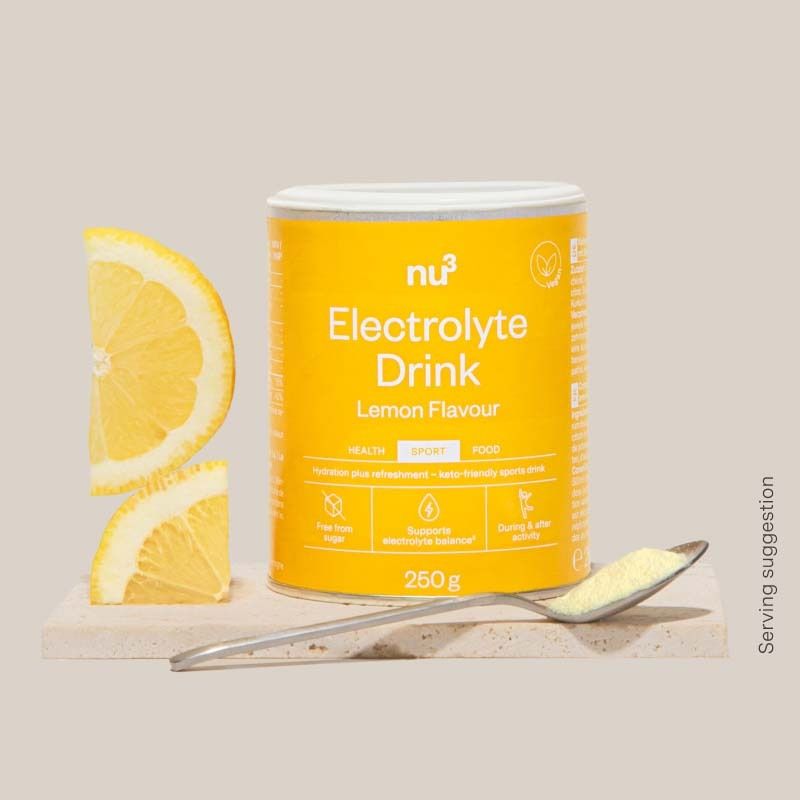 Nu3 Elektrolyte Drink blik met citroenschijfjes en schepje poeder.