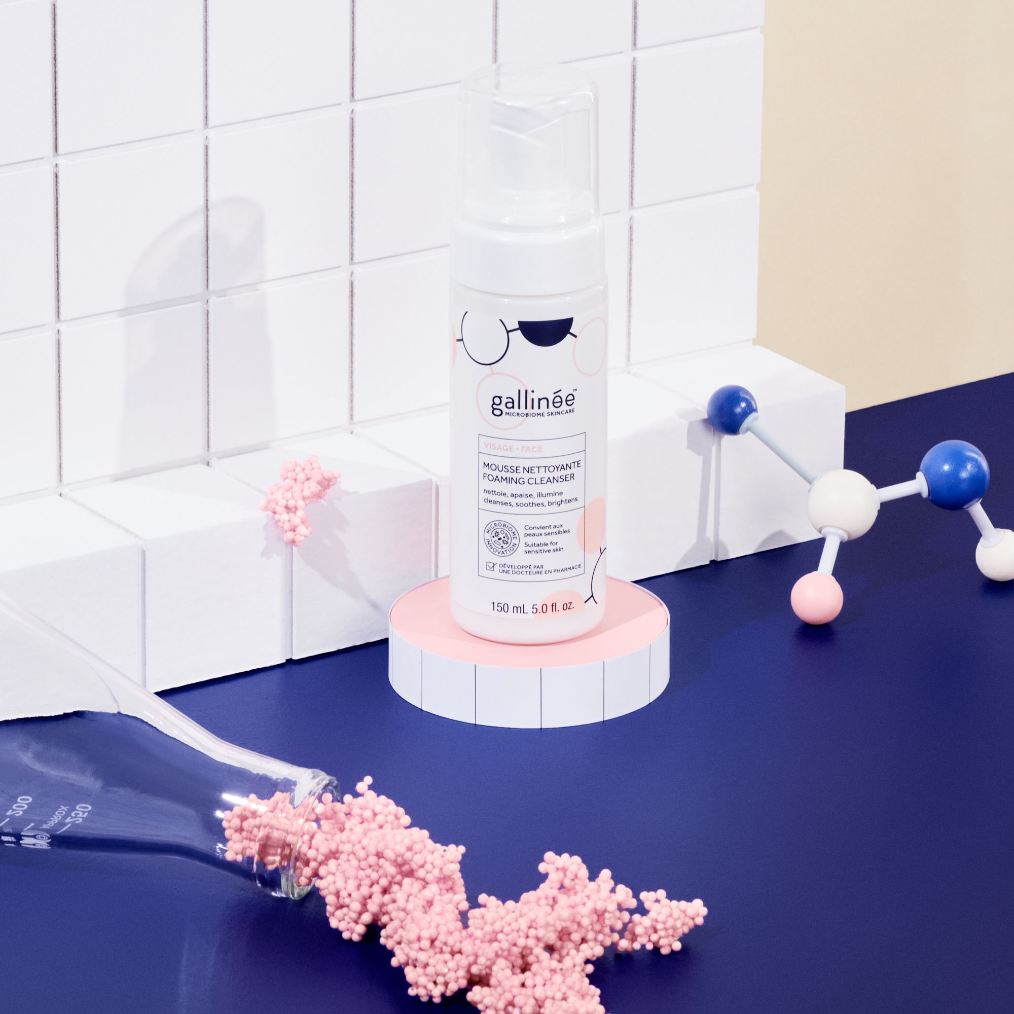 Produit sur socle. Flacon de mousse, décoration rose, modèle moléculaire.