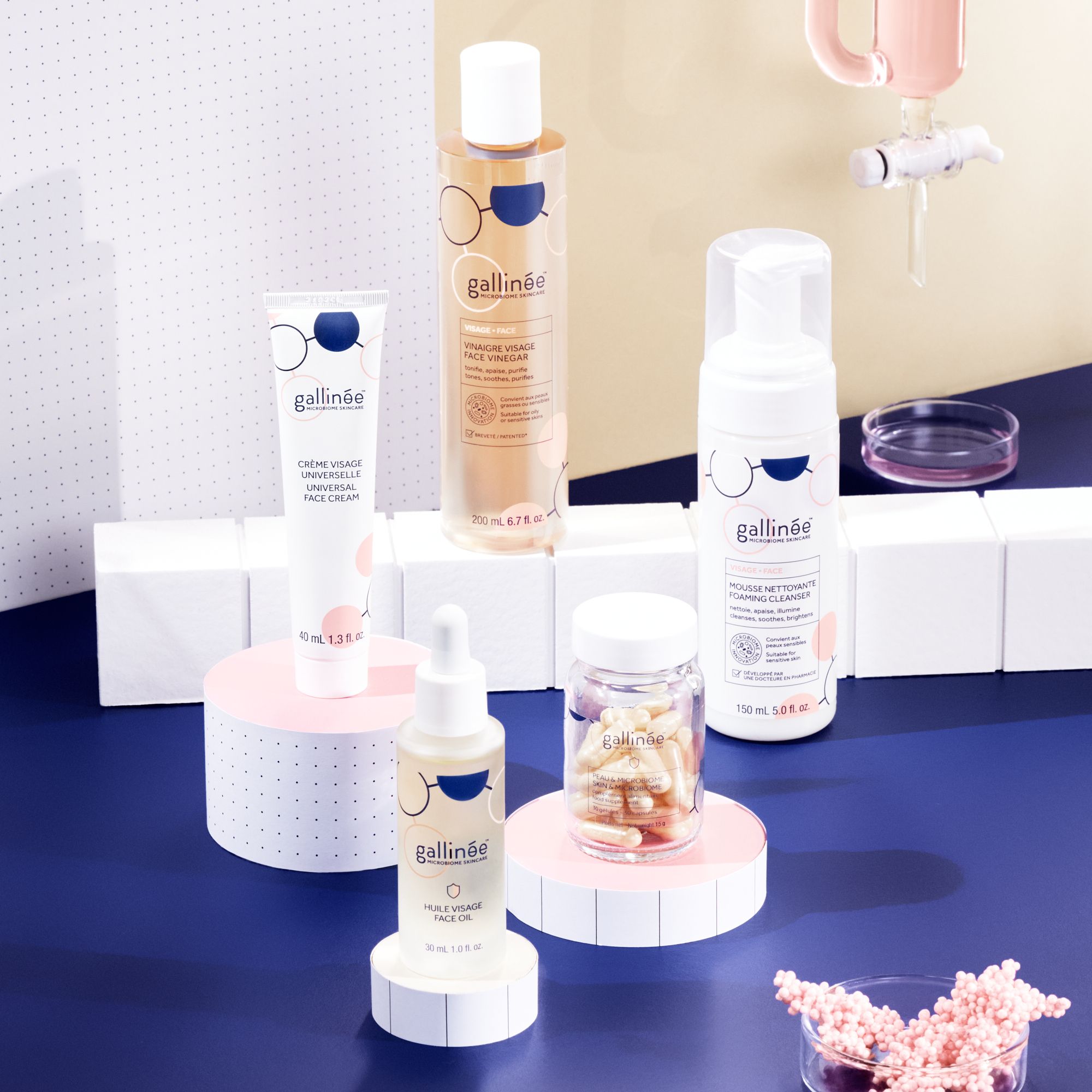 Diverse Gallinée producten. Face Vinegar, crème, olie, capsules, reinigingsschuim. Op sokkels.
