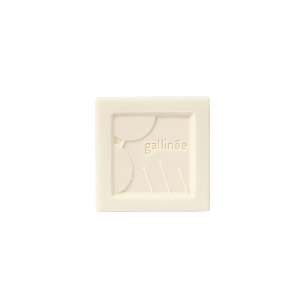 Savon carré crème avec logo en relief. Le logo affiche "gallinée" et un motif abstrait.
