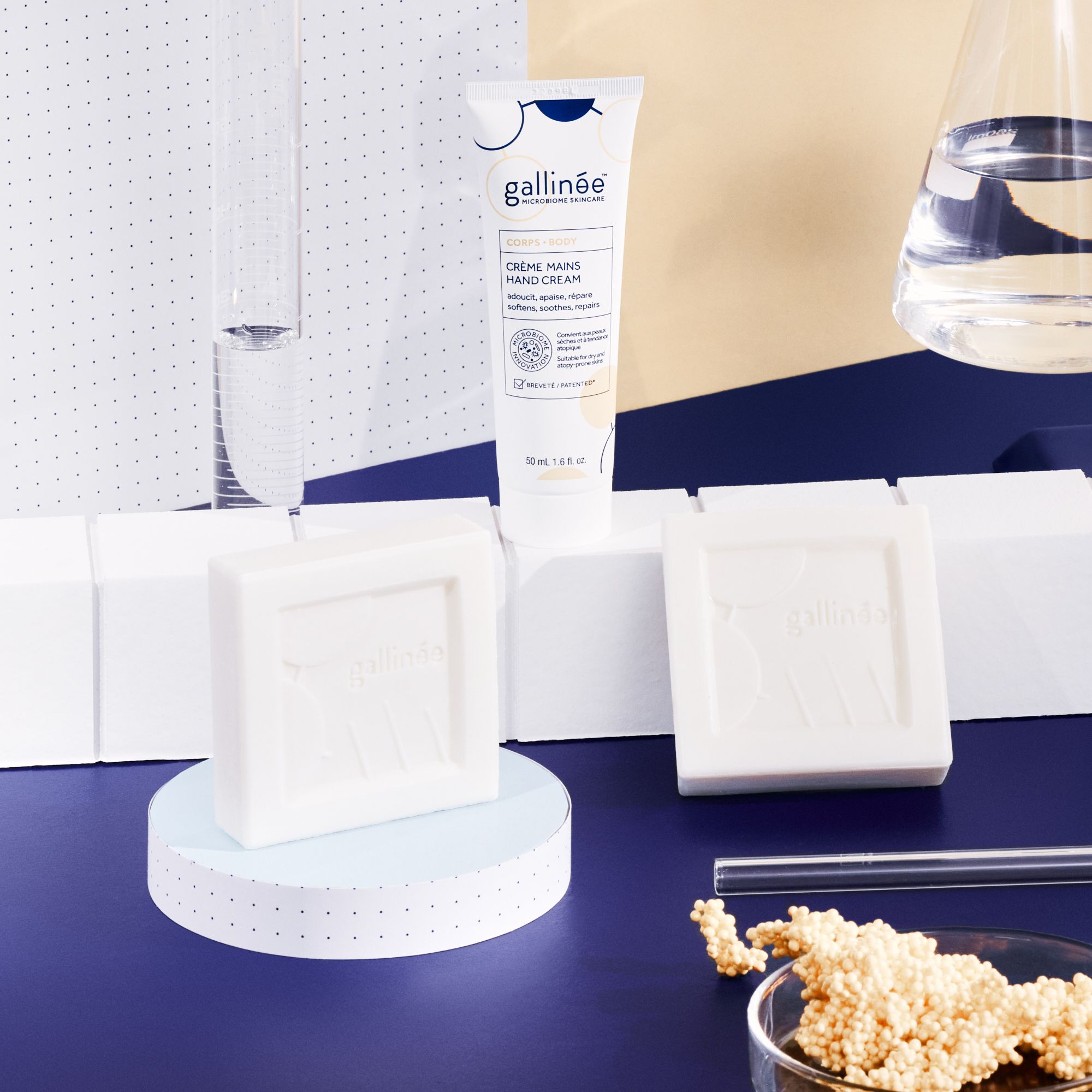 Savon et crème pour les mains sur socle. Contient savon, crème pour les mains et matériel de laboratoire.