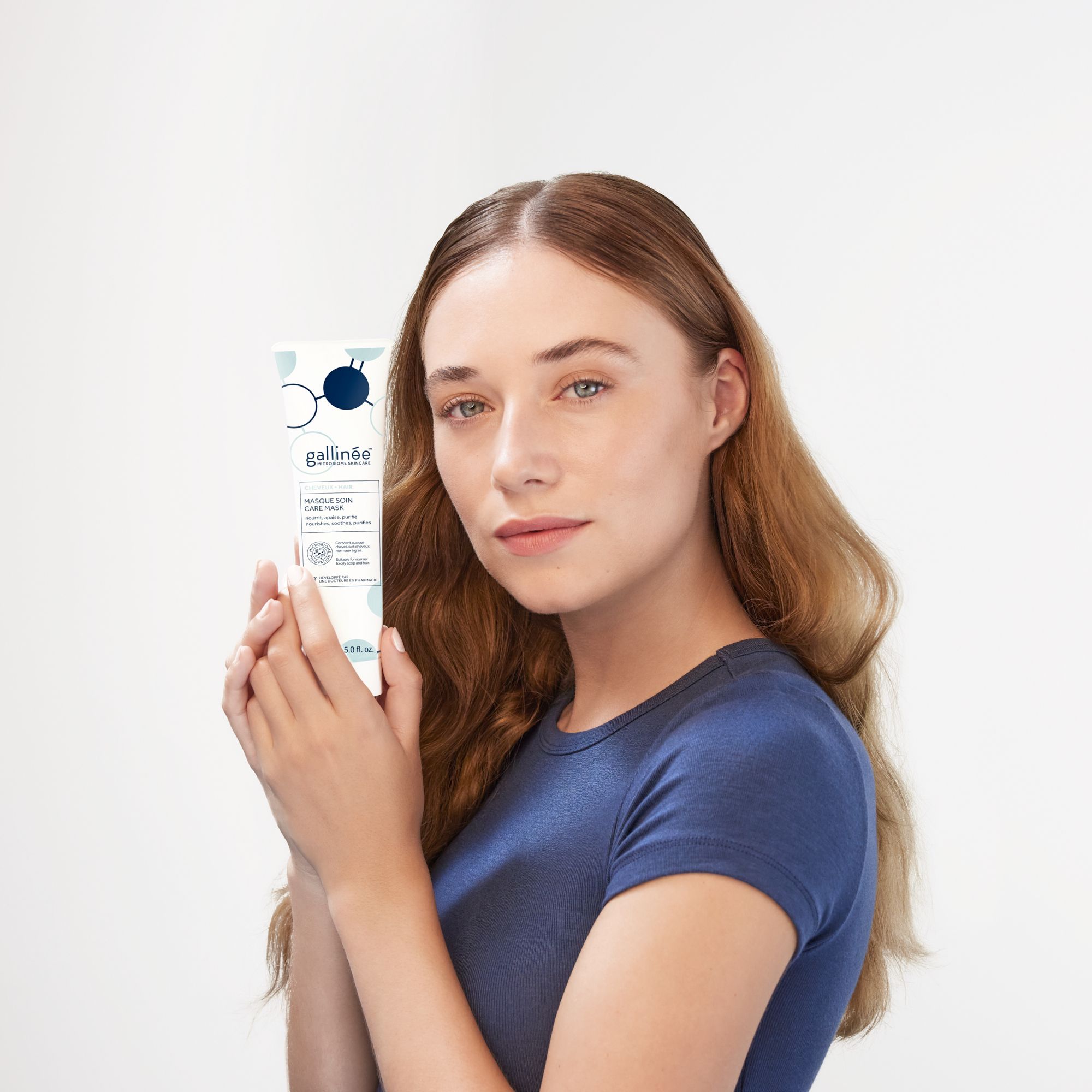 Vrouw houdt een tube vast. Merk: Gallinée. Tekst: Masque Soin Care Mask.