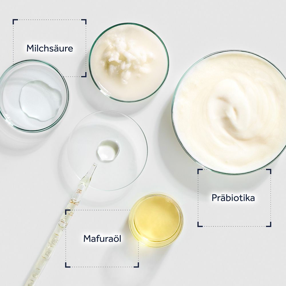 Ingrediënten voor huidverzorging: melkzuur, Mafura-olie, prebiotica in laboratoriumbakjes.