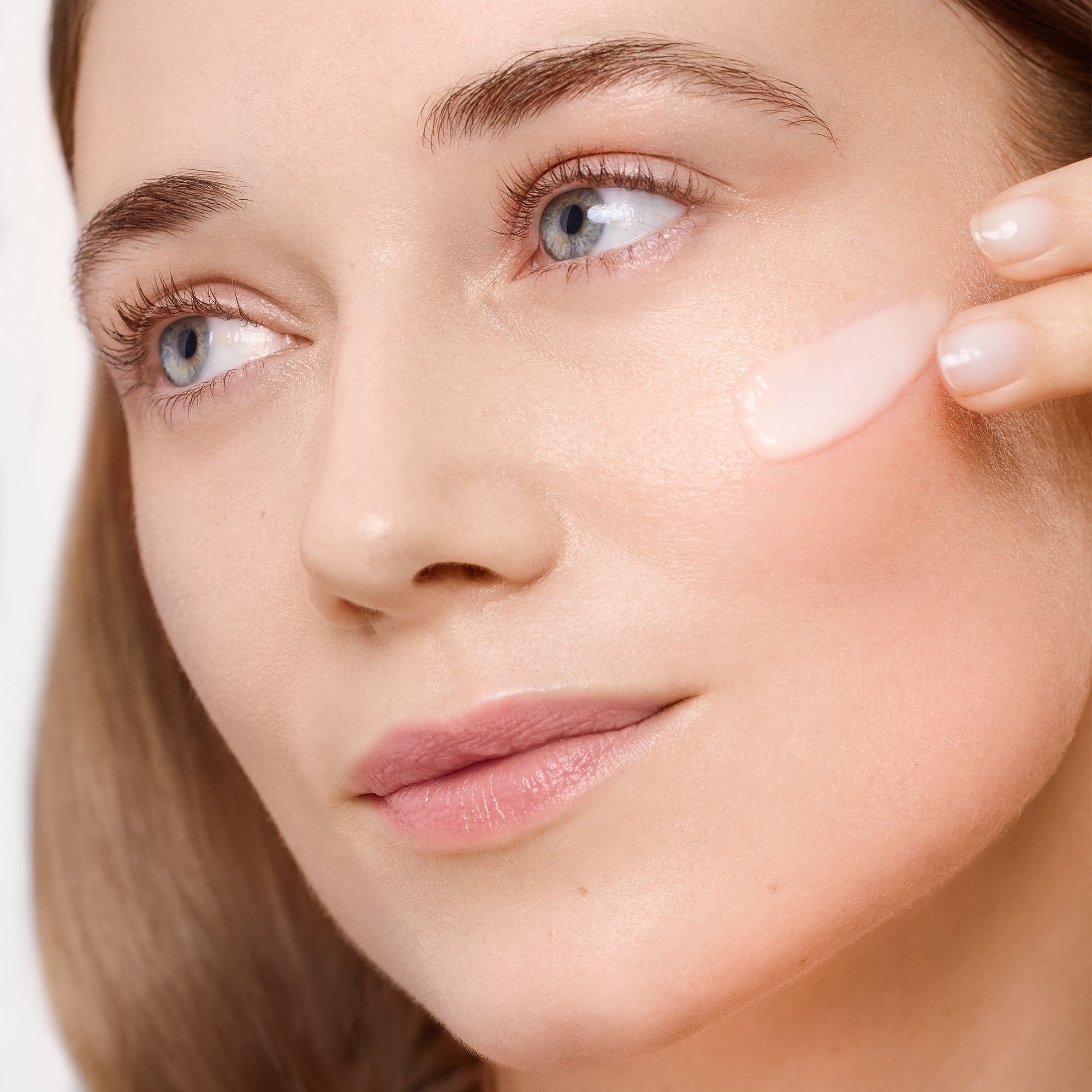 Vrouw brengt serum aan. Huidverzorging. Gezicht, handen, serum.
