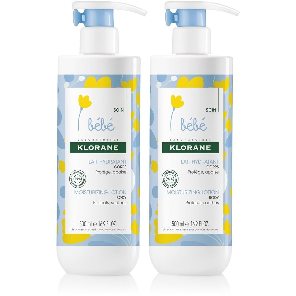 Twee flacons Klorane bébé hydraterende lotion. Witte pompen, blauwe accenten, gele bloemen. Tekst: Lait Hydratant Corps.