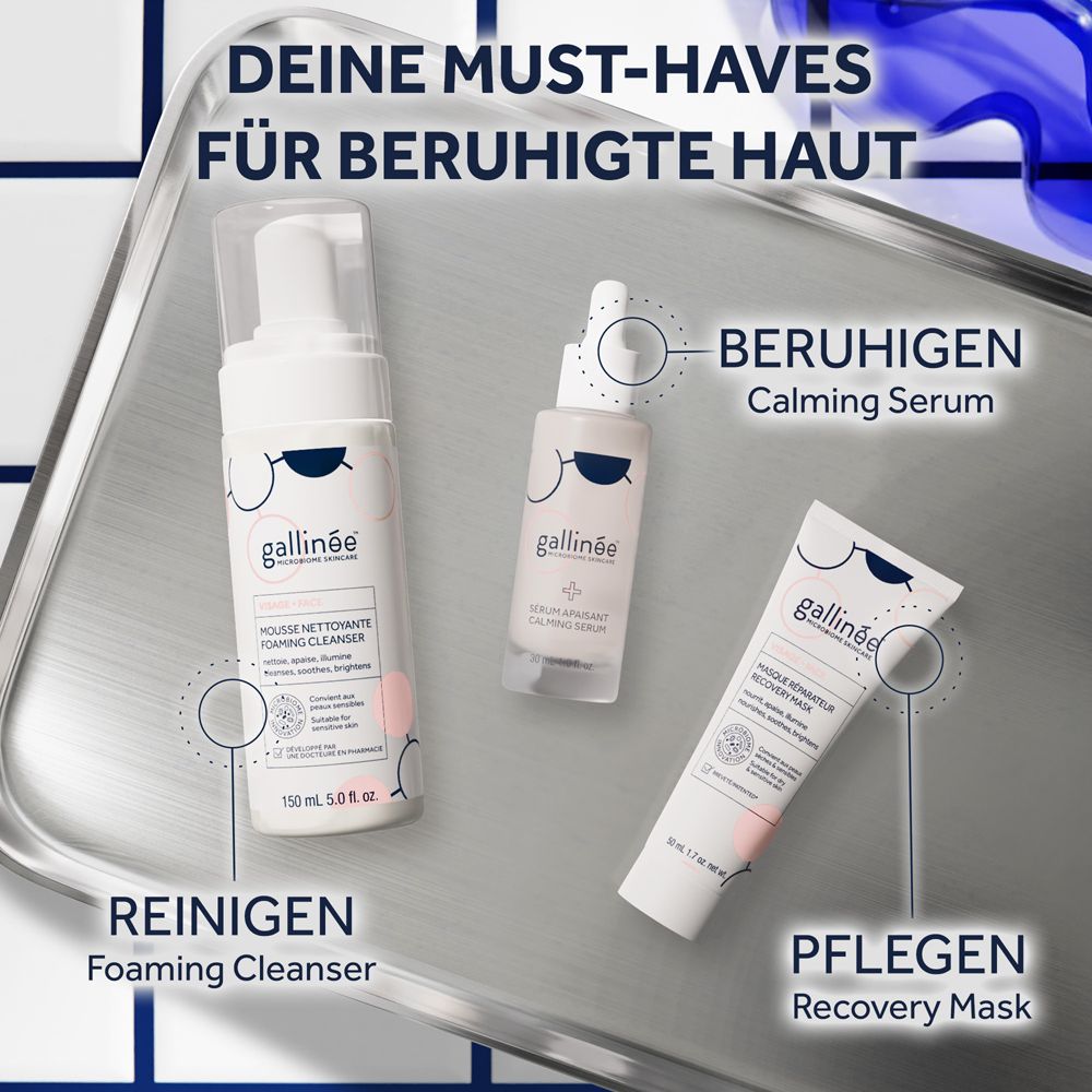 Trois produits cosmétiques Gallinée : un flacon pompe, un flacon compte-gouttes et un tube sur un plateau.