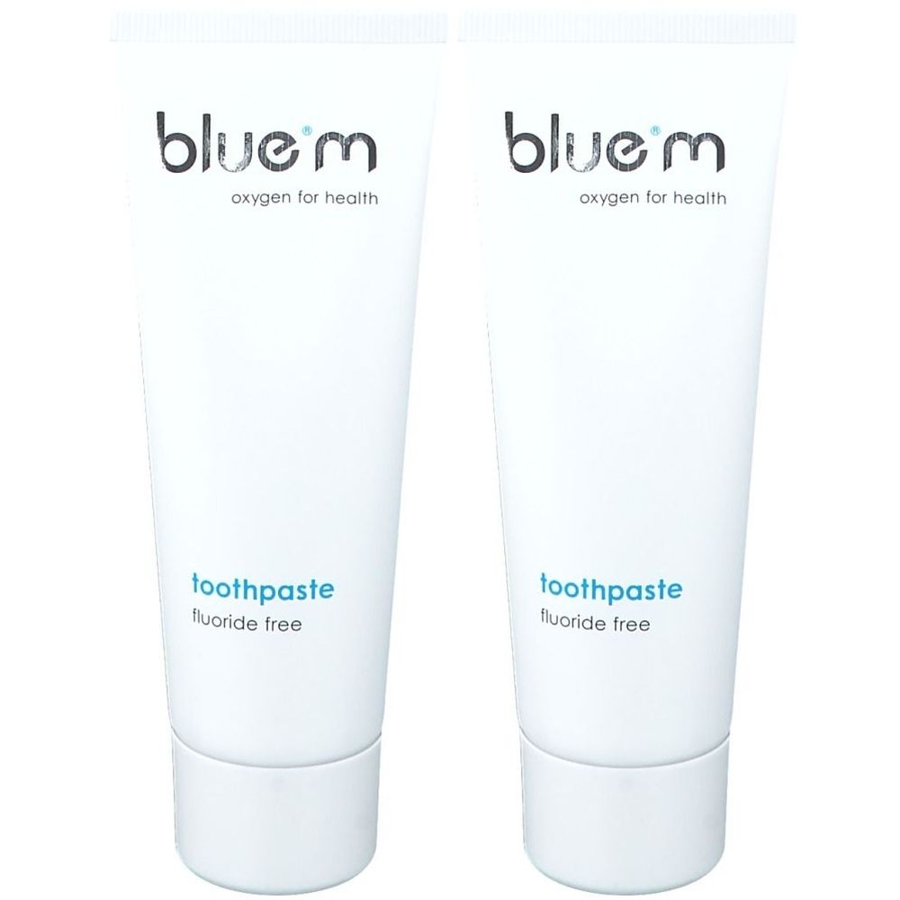 Twee witte tandpastatubes met blauwe tekst. Opschrift: blue®m, oxygen for health, toothpaste, fluoridevrij.