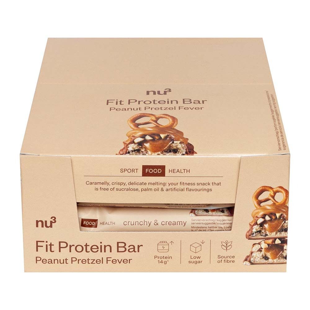 Boîte en carton avec barres protéinées. Inscription : nu3 Fit Protein Bar Peanut Pretzel Fever. Logo, infos nutritionnelles, bretzel.