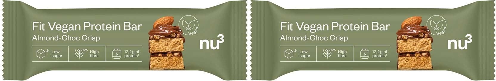 Twee groene eiwitrepen naast elkaar. Opschrift: Fit Vegan Protein Bar Almond-Choc Crisp. Merk: nu3.