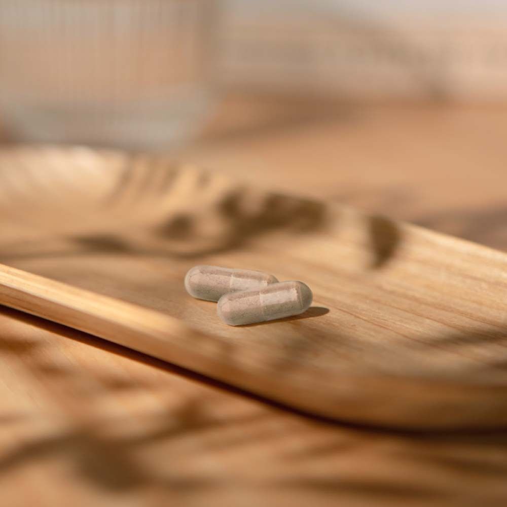 Twee capsules op een houten dienblad. Close-up, wazige achtergrond.