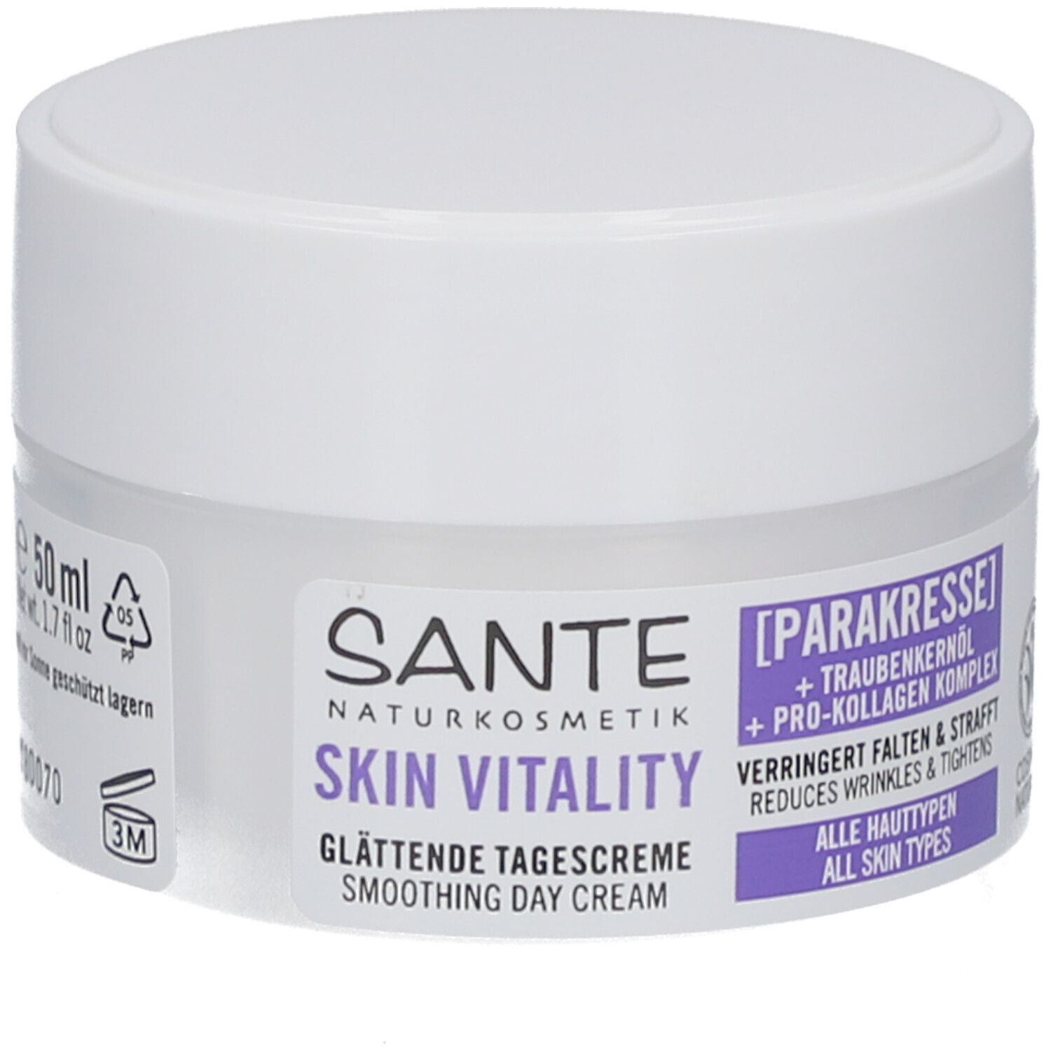 Crèmepot met witte deksel. Opschrift: Sante Skin Vitality Gladmakende dagcrème. Bevat parakerst en druivenpitolie.
