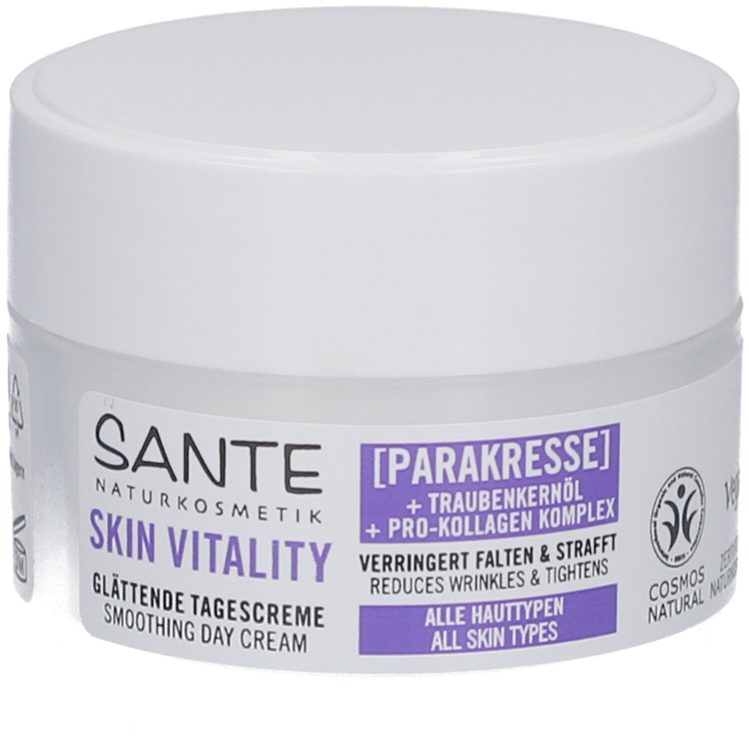 Crèmepot met witte deksel. Opschrift: Sante Skin Vitality Gladmakende dagcrème. Bevat parakerst en druivenpitolie. Cosmos Natural-keurmerk.