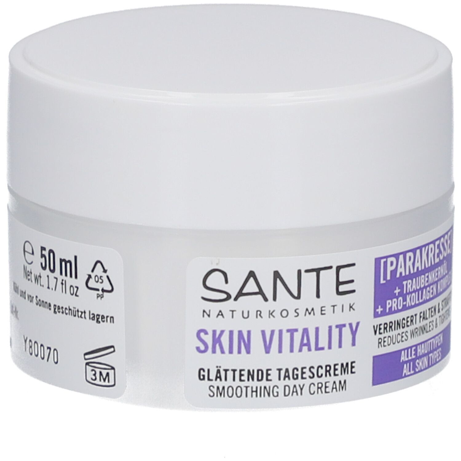 Crèmepot met witte deksel. Opschrift: Sante Skin Vitality Gladmakende dagcrème. Bevat parakerst en druivenpitolie. 50 ml.