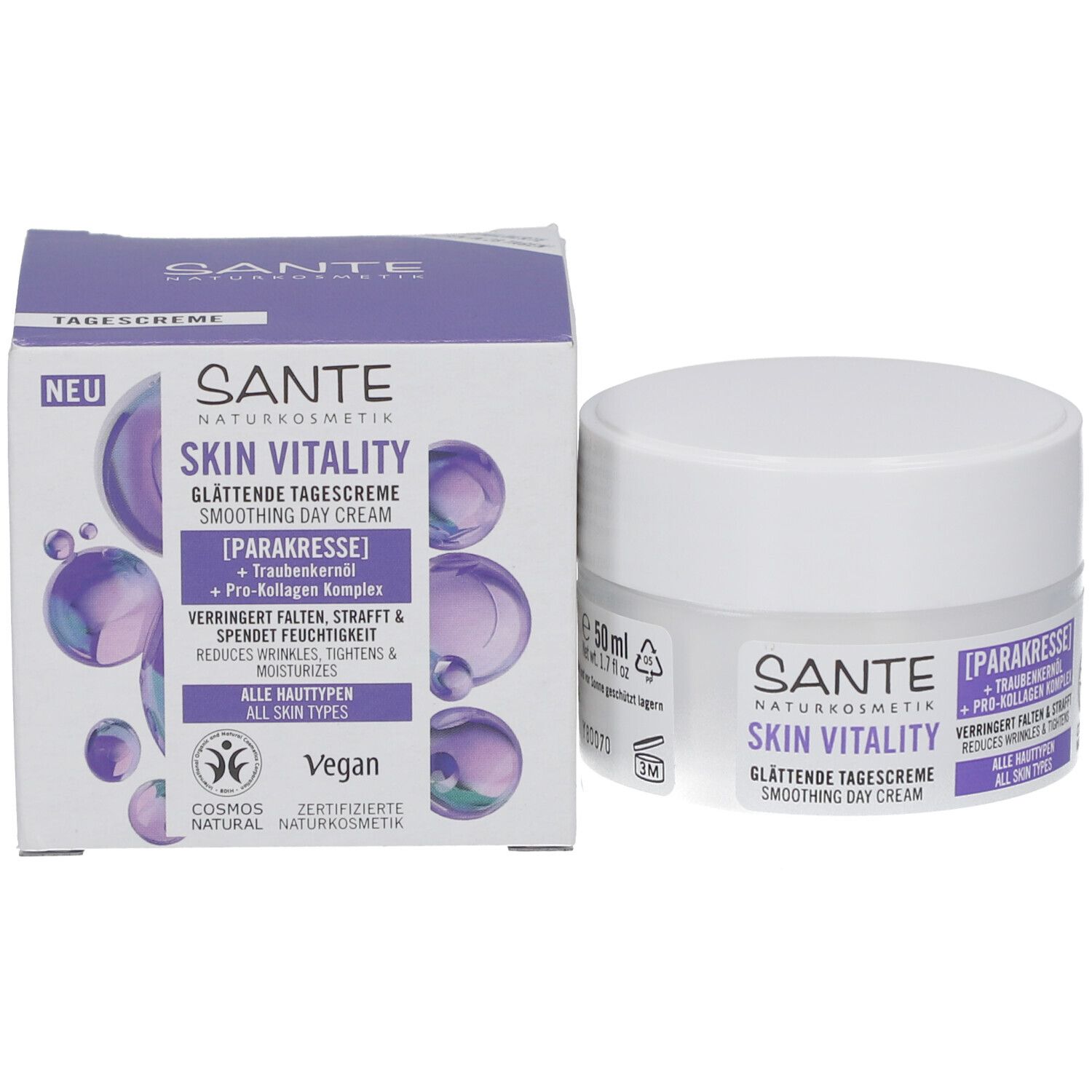 Productverpakking en crèmepot. Opschrift: Sante Skin Vitality Gladmakende dagcrème. Bevat parakerst en druivenpitolie. Vegan.