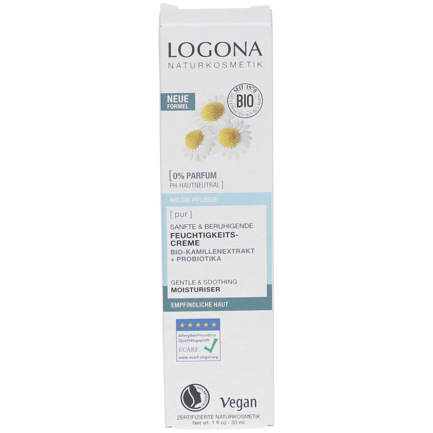 Kartonnen verpakking met LOGONA-logo, kamillebloemen en tekst. Vegan, gevoelige huid. Met kwaliteitslabels.
