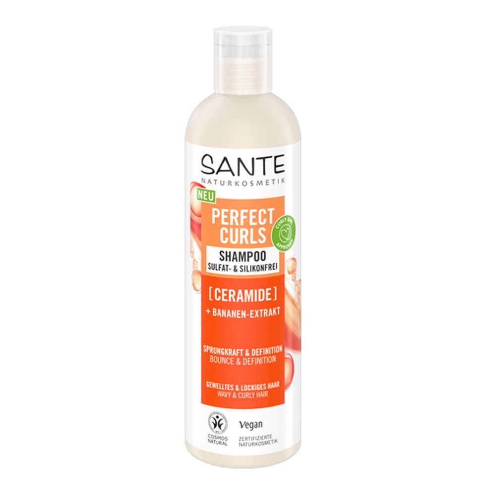Flacon de shampooing beige avec bouchon blanc. Inscription: SANTE, PERFECT CURLS SHAMPOO, Céramides & Extrait de banane. Label vegan.