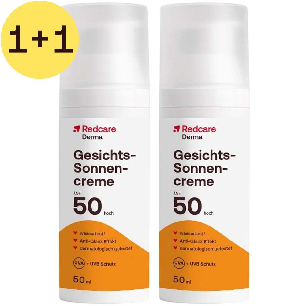 Twee flessen Redcare Derma gezichtszonnecrème SPF 50. Gele sticker met tekst: 1+1. Witte flessen met oranje etiket.