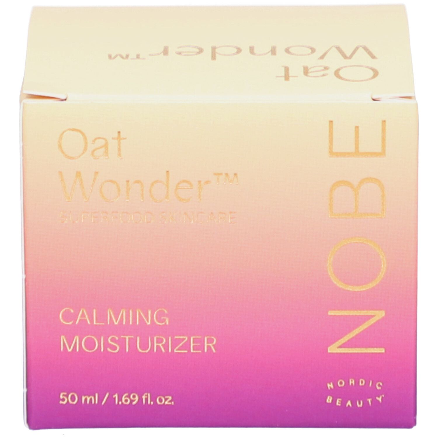 Verpakking voor NOBE Oat Wonder Kalmerende Moisturizer. Roze en paarse gradiënt. "Oat Wonder", "Superfood Skincare", "Calming Moisturizer" en "NOBE" zijn erop gedrukt.