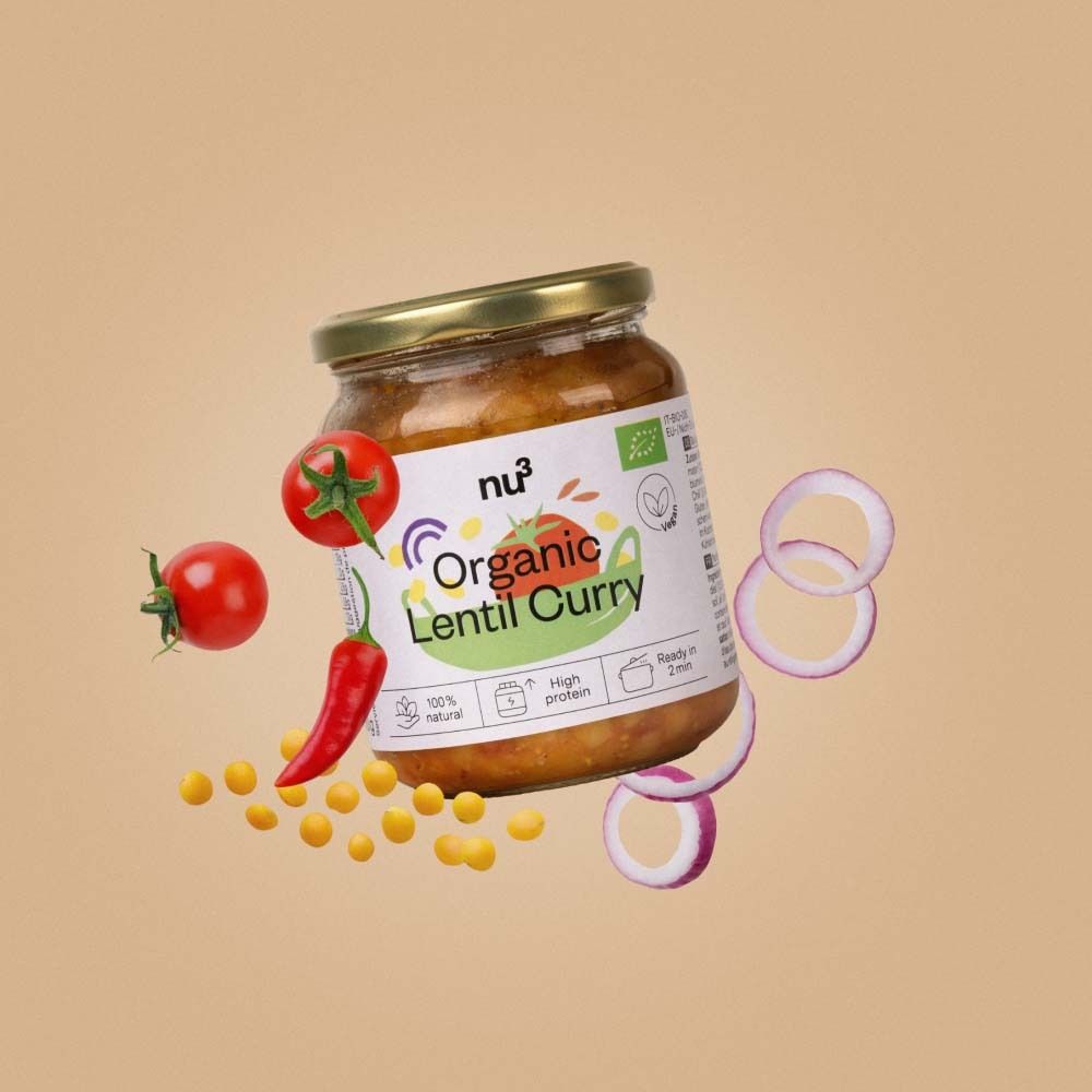 Pot nu3 Organic Lentil Curry, omringd door tomaten, chilipepers en uienringen.