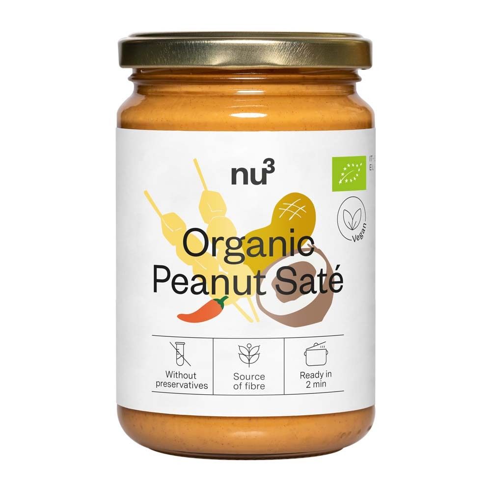 Pot pindasaus saté. Opschrift: Organic Peanut Saté. Illustraties van pinda's, chilipeper en spiesjes. Vegan keurmerk.