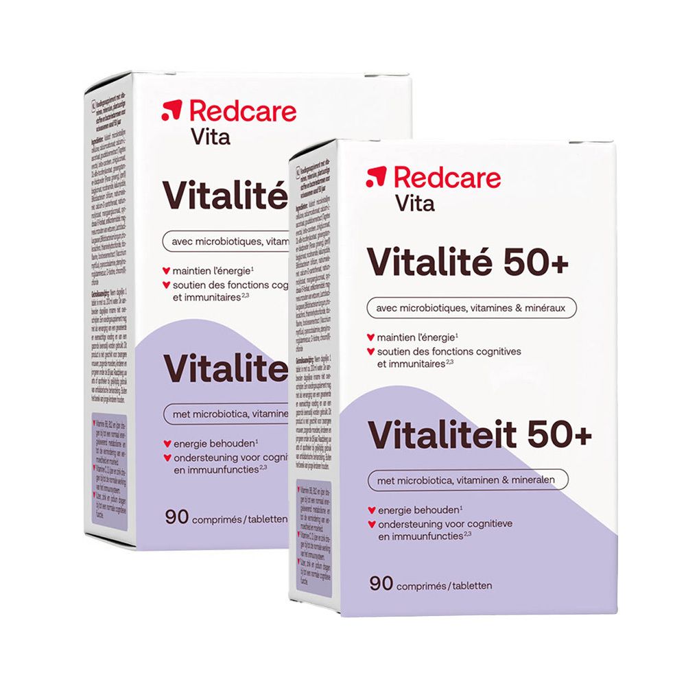Deux boîtes de Redcare Vita Vitalité 50+. Emballage blanc avec texte rouge. Contient 90 comprimés. Avec vitamines et minéraux.