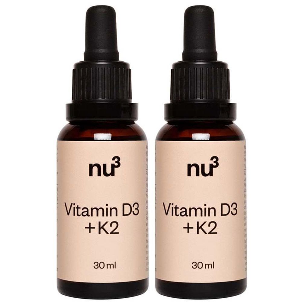 Twee bruine glazen flessen met zwarte druppelaars. De etiketten tonen "nu3 Vitamine D3 + K2" en "30 ml".