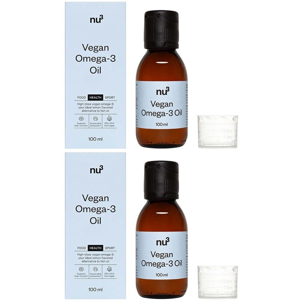 Twee flessen en twee dozen nu3 Vegan Omega-3 Oil. Bruine flessen met zwarte dop, wit etiket. Witte dozen met productinformatie.