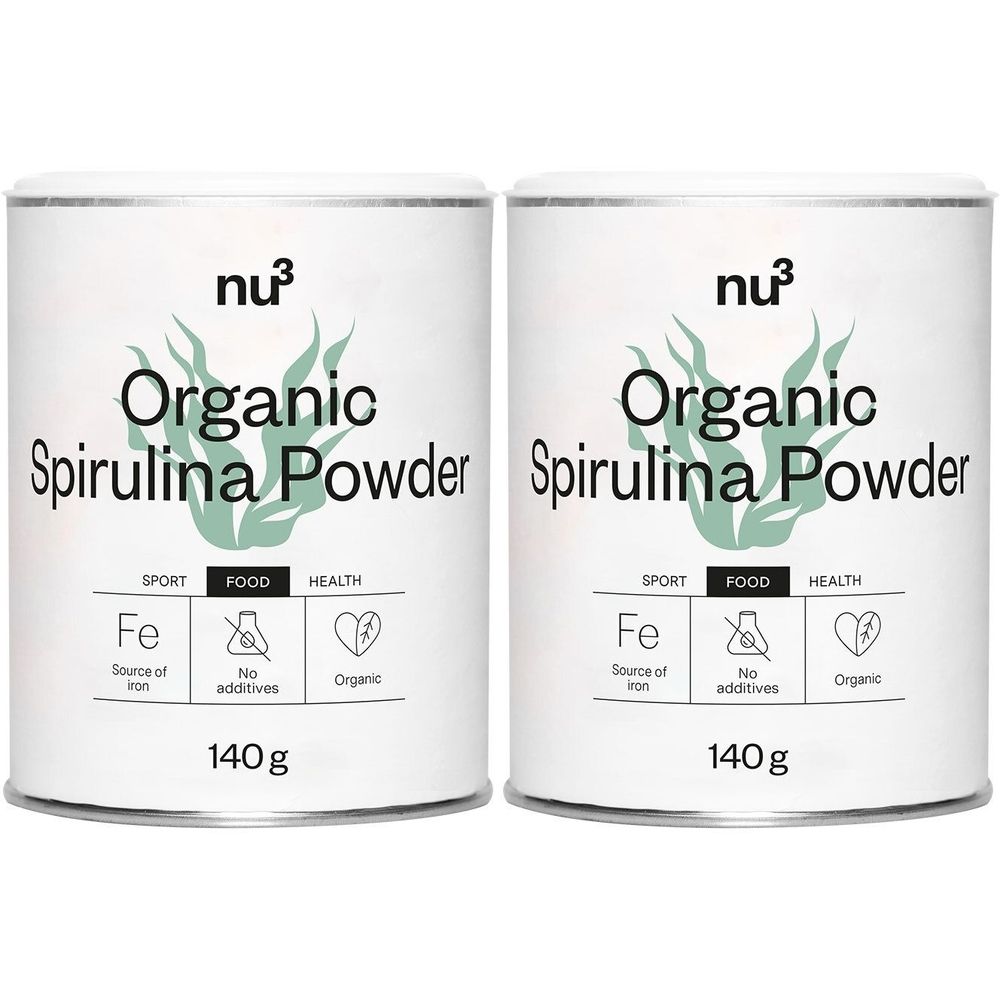 Twee blikken nu3 Bio Spirulina Powder. Opschrift: Organic Spirulina Powder, 140g, bron van ijzer, zonder toevoegingen, Organic.