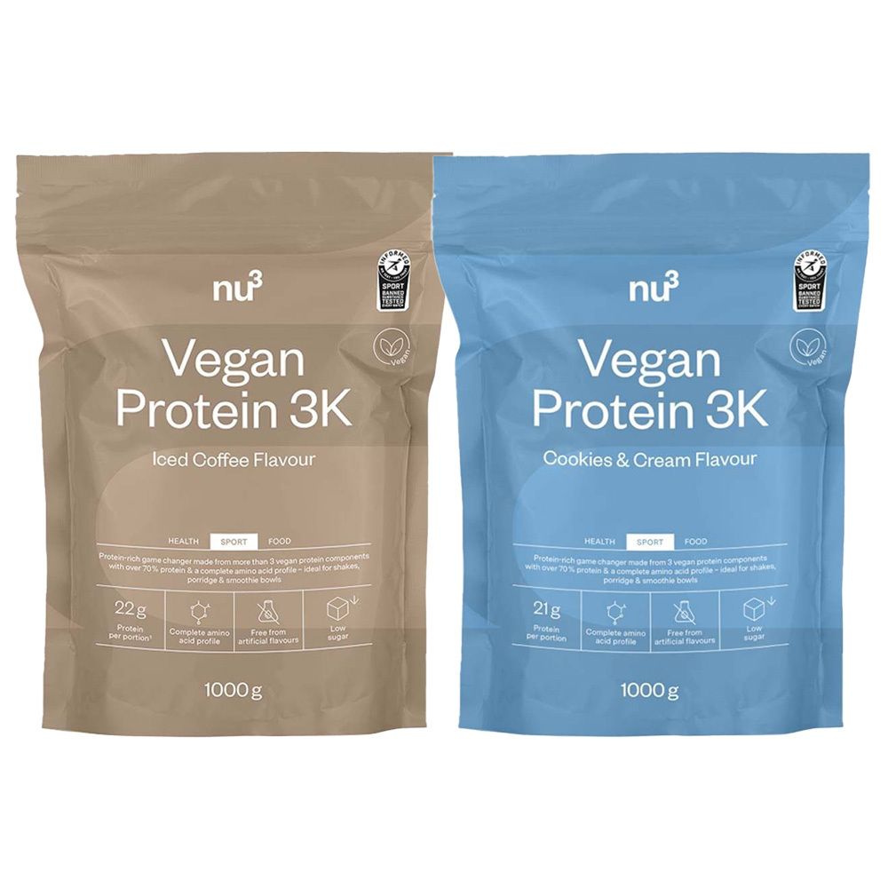 Twee zakken Vegan Protein 3K. Links: Iced Coffee, bruin. Rechts: Cookies & Cream, blauw. Met logo, tekst en zegels.